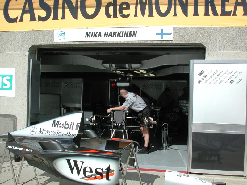 Mika Hakkinen's car in garage.jpg 96.7K